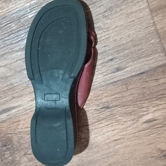 Brown Sandals with Y-Shaped Strap and Flexible Sole leather peeling on left shoe - Picture 5 of 6